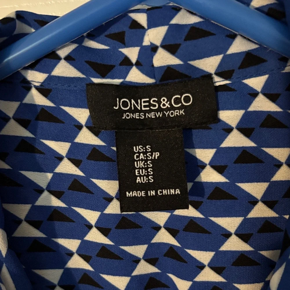 Jones New York Blue and White Sleeveless Blouse - Picture 2 of 3